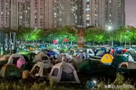 肥东公园遍地都是帐篷，网友：前三年不敢出门，后三年不敢进家图片