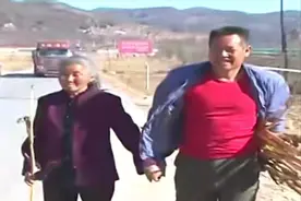 2000年，陕西农民捡到流浪老太，当亲妈侍奉18年，最终变成真母子图片