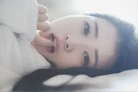 儿子才刚成年，却被我撞见他和中年大妈牵手甜蜜逛街图片