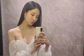 “正直忙内”变身“性感女神”，少女时代徐贤，破格礼服秀美肩图片