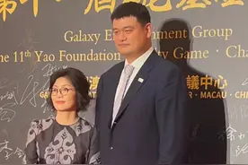 姚基金慈善晚宴：姚明老婆风韵犹存，范志毅夫妇甜蜜，易建联紧张图片