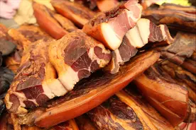 腌腊肉，只放盐不正宗容易坏，想要肉嫩味香，牢记“2放1窍门”图片