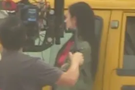 倪妮片场用大长腿关车门！穿超短裤皮肤超白，和助理同框对比强图片