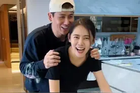 秋瓷炫于晓光秀恩爱，夫妻俩在豪宅里玩滑板车，像热恋中的小情侣图片