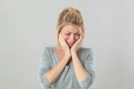 女人容貌可佳，却因自己有六个手指被人指点，婚姻更是让人悲痛图片