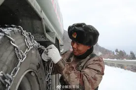 破冰出征！高原汽车兵驰骋在风雪一线图片