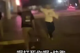 围殴白衣男子背后惊人真相！原因大白女子呼救无果，网友义愤填膺图片