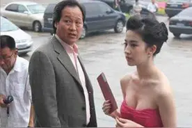 陈金飞捧刘亦菲20年，最终却选择了杨采钰，果然豪门套路深似水图片