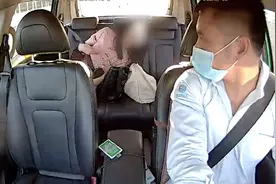 司机闻到异味，竟在后座发现大便！女子淡定玩手机，司机气到崩溃图片