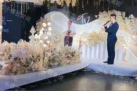江苏一婚礼现场，新郎和老丈人站在一起，“分不清哪个是新郎”图片