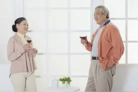 公婆每月退休金8000多，儿媳要求全部交给她，到底该不该交？图片