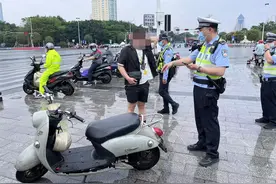 南宁交警严查电动自行车交通违法行为图片