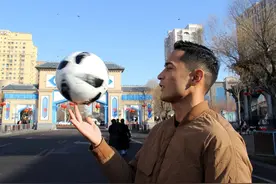 酷似C罗 走红网络，伊犁小伙有个“足球梦想”图片