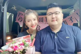网红何钰欣与猴哥喜结连理！网友却表示，女方就是图钱罢了图片