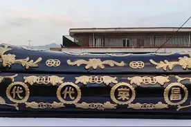 新型棺材崛起！不锈钢棺材悄然入市，是否能够成为棺材界的黑马？图片