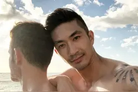 华裔男模发布丈夫的照片，结婚十年爱情依旧甜美！图片