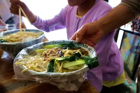 路边摊都往碗里套塑料袋，高温热汤直接倒在里面，不会有毒吗？图片