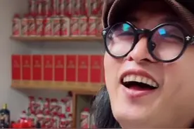 一言难尽！张敏老公为给网红撑场，硬让她穿睡衣出镜，惹网友吐槽图片