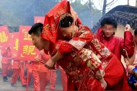 新郎婚后一个月离奇死亡，妻子将4名伴郎告上法庭，法官:判3年！图片