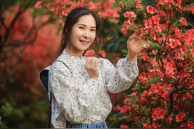 赏花拍人像，中年女性注意3个拍照技巧，手机摄影也很漂亮图片