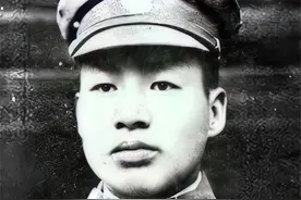 1935年红军飞夺泸定桥，敌人为何不将铁索炸断？刘文辉：我才不傻图片