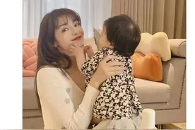 麦迪娜罕晒女儿，7个月大艾米丽胖嘟嘟，和哥哥小时候一模一样图片