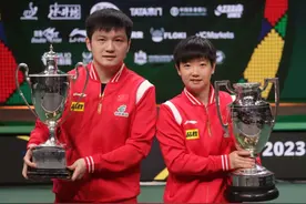 有谁注意到：樊振东赛后合影时主动碰肩孙颖莎，小魔王乐开了花图片