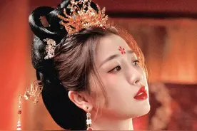 虞书欣扮演杨贵妃的装扮，举手投足尽显唐韵之美图片