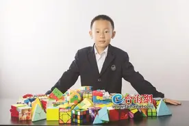 8岁男孩44分钟内复原60种魔方图片