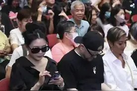 众星去看温拿五虎告别演唱会！邱淑贞人群中瞩目，关之琳素颜现身图片