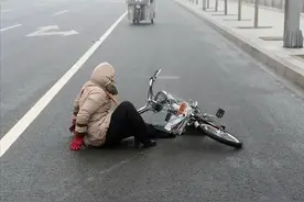 河南学生扶老人被讹5千，老人被判全责仍不服：无责凭啥要扶我？图片