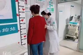 “阿姨，您要是还害怕的话，那让我给你一个拥抱吧。”我给了害怕留置PICC管路的阿姨一个拥抱图片