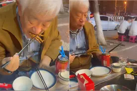 80岁戏骨高明深夜吃路边摊，坐街头大口啃鸡爪，满头银发手脚利索图片