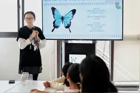 来这里DIY手机壳上的“蝶恋花”→图片
