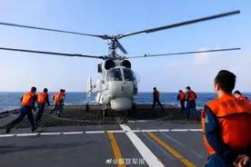 乘风破浪！这是远海大洋上机务兵的工作照图片