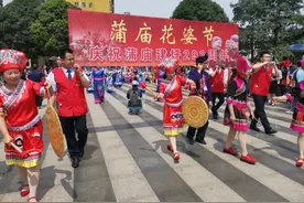 南宁：蒲庙花婆节巡游队伍花样多，周边群众前来感受淳朴乡风民俗图片