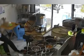 大妈嗦完筷子直接夹早餐店自助咸菜，店主：劝不住，年纪大了体谅一下图片