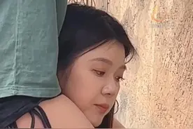 重庆，闺蜜和男友约会，女子甘做人梯成全闺蜜，网友：这女子能处图片
