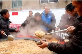 河南喜宴早席：整个操场人挤人，大铁锅下米百斤，整村人同食图片
