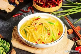 炒土豆丝时，有人泡水有人焯水？其实不对！大厨分享正确做法图片