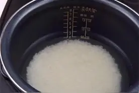 蒸米饭水和米的比例是多少？1个小技巧，让你蒸出香喷喷的米饭图片
