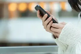 因失主说话不好听，小伙捡到手机后，丢回马路边，被索赔5988元！图片