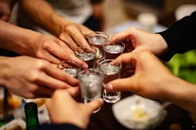 糖尿病喝酒会升血糖？医生：不一定！糖友饮酒要注意5点图片