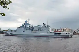 俄海军黑海舰队军港：遭乌军无人机空袭，疑似11356M型护卫舰起火图片