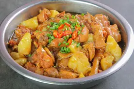 炖鸡肉发柴，原因是你只会焯水，大厨教你一个诀窍，鸡肉又鲜又嫩图片