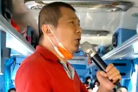 戏骨周明增无戏可拍，无奈转当推销员，为业绩车上唱歌逗大妈开心图片