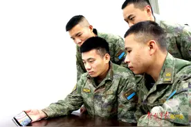 西部战区空军雷达站官兵依托“凉州论坛”学习党的二十大精神图片