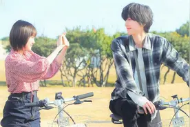 《初恋》姐弟恋成真！道枝骏佑交往福本莉子，逼哭观众：太意外了图片