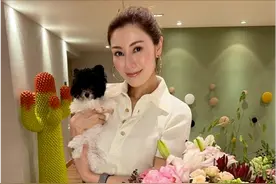 李嘉欣庆生罕见低调起来！穿Polo衫真不像女明星，皮肤细腻又白皙图片