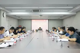 何平主持2023年第7次院党委会图片